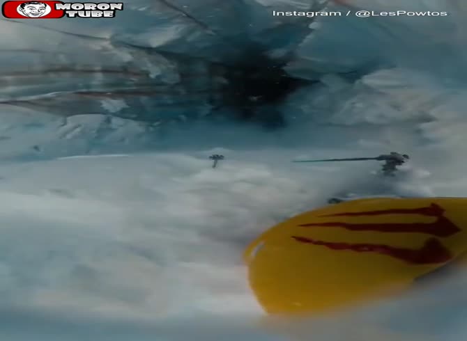 Video :A French skier plunges into an Alps crevasse